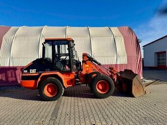 Kloubový nakladač CAT 908 České SPZ