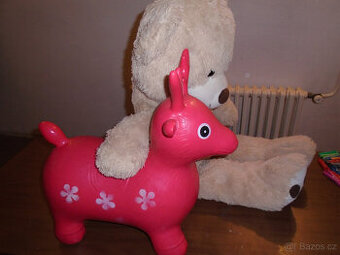 Prodám velkého medvěda,hopsadlo,mańásky a další hračky