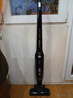 Tyčový vysavač Bosch 14.4 V – funkční, nutná výměna baterie