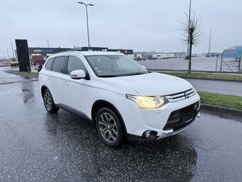 Outlander 2.2 nafta 2014 rok