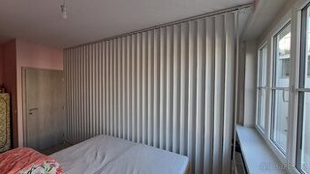 Vertikální žaluzie (š 4,24m × v 2,62m)