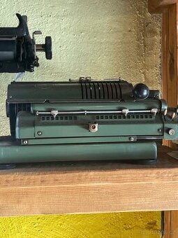 Staré psací stroje a váhy