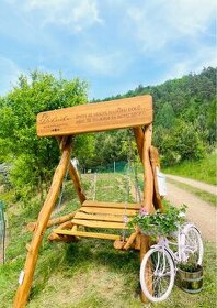 Houpací lavička z akátu