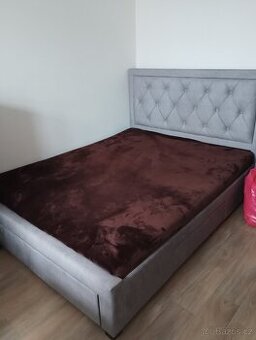 Čalouněná postel
