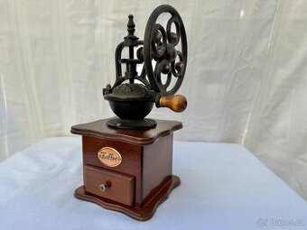 Velký dřevěný mlýnek na kávu s rumpálovou klikou