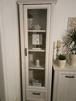 Úzká vitrýna - obývací stěna