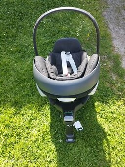 Autosedačka a zrcátko na opěrku