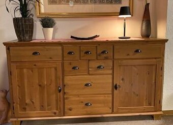 MASIVNÍ KOMODA - PŘÍBORNÍK