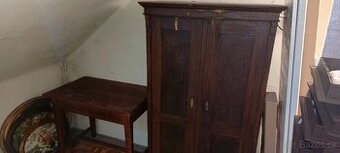 Starožitná skříň se stolkem