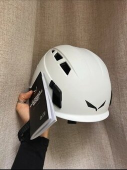 Salewa nova horolezecka helma