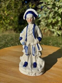 Porcelánová figurka – muž v modrobílém oděvu
