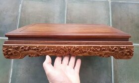 vyřezávaný stoleček nebo podstavec