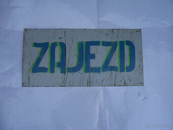 plechová cedule s barevným nápisem Zájezd