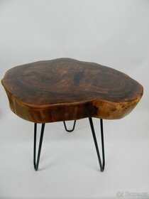 Odkládací stolek z ořechového masivu s epoxidovou pryskyřicí