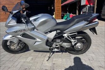 Zdravím prodám Hondu 800 rok 2003 najeto ma 45k na motorce j - 1