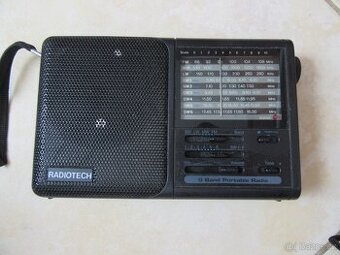Nabízím retro radio . Nejde ladění stanic. Chybí antena. Pro