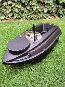 Zavážecí lodka s GPS a sonarem