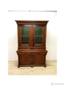 Starožitná sloupová kredenc s vitrážemi