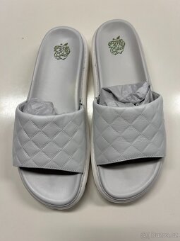 Bíle pantofle Apple of Eden vel. 40