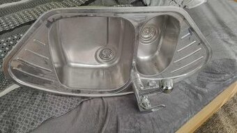 Kuchyňský dřez , nerez .