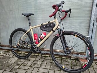 Cestovní Gravel BC Flint s odpruženou FOX vidlicí