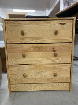 Dřevěná komoda