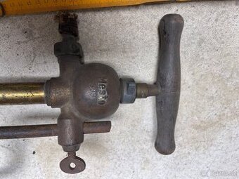 Historická hasičská stříkačka džberovka
