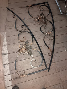 Konstrukce na zastřešení vchodu