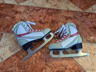 ZNAČKOVÉ KVALITNÍ BRUSLE CROWNED VE VELMI PĔKNÉM STAVU