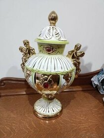 Starožitna porcelánová váza s poklopem, zlaceno, signováno.