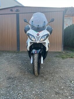 Aprilia sr max 300.