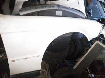 BMW e 34 oroginální pravý blatník 1988