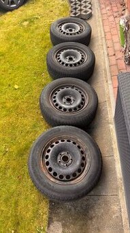 Plechové disky se zimními pneumatikami 215/60 R16