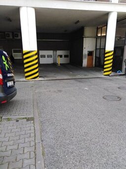 Pronájem garážového stání - metro B - Hůrka