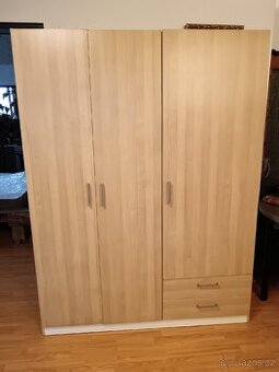 Šatní skříň s dopravou po Praze zdarma