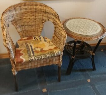 Křeslo a stůl