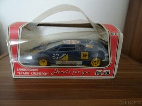 retro sběratelké auto lamborghini model