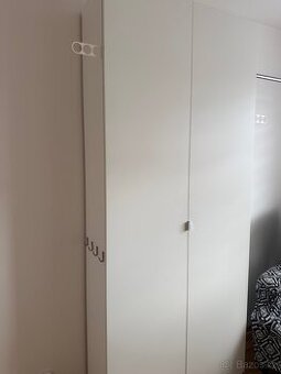 Bílá šatní skříň Ikea