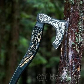 ručně kovaná sekera DRAGON s vyřezávanou rukojetí a pouzdrem