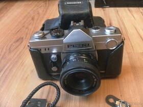 Sleva  Fotoaparát Petri TTL s objektivem Petri Auto 1:2,8