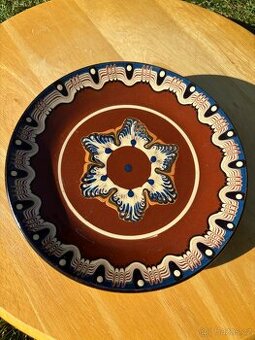 Lidový talíř s hnědým podkladem a barevným dekorem