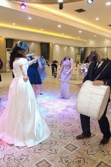 Bílé zásnubní (svatební) šaty