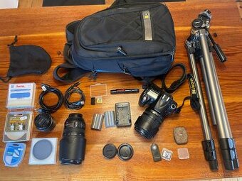 Nikon D90 + 2x objektiv, stativ, batoh, knihy a další přísl.