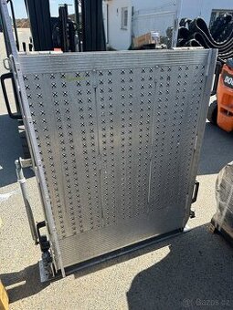 Nájezdová invalidní rampa mechanická 450 kg nosnost