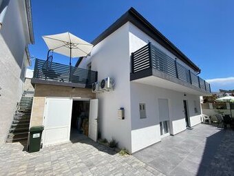 Chorvátsko dom s 2 apartmány.