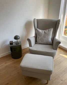 UŠÁK IKEA STRANDMON S TABURETEM
