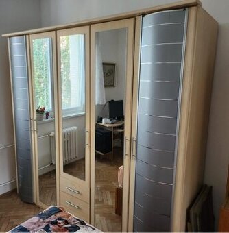 DOVOZ MOŽNÝ velká pěkná šatní skříň