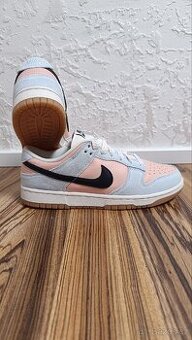 Nike dunk low.