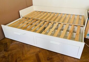 Jako nová rozkládací postel IKEA + police
