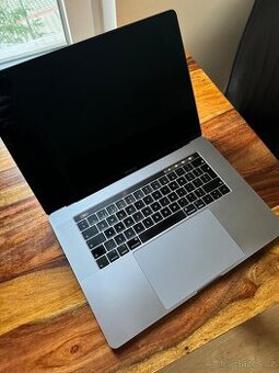 MacBook Pro 15” 2018 – i7 / 16GB / 512GB – vadný, na opravu